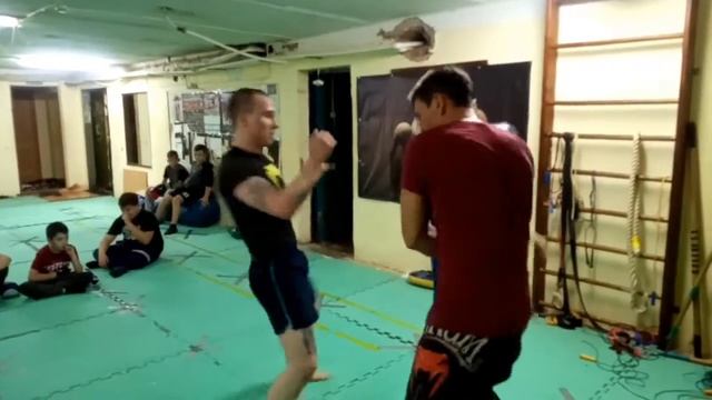 Работа ногами из положения лёжа и в стойки. Клинч. смотреть онлайн