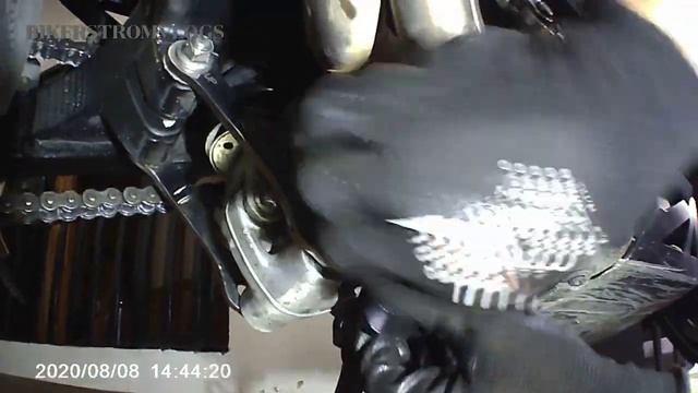 COMO INSTALAR UN GATO CENTRAL EN UNA SUZUKI V-STROM 650 смотреть онлайн