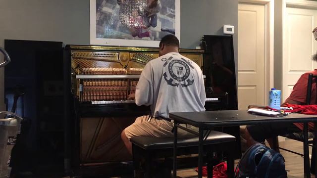 Kris Nicholson demonstrates a Pearl River to pray piano before tuning it смотреть онлайн