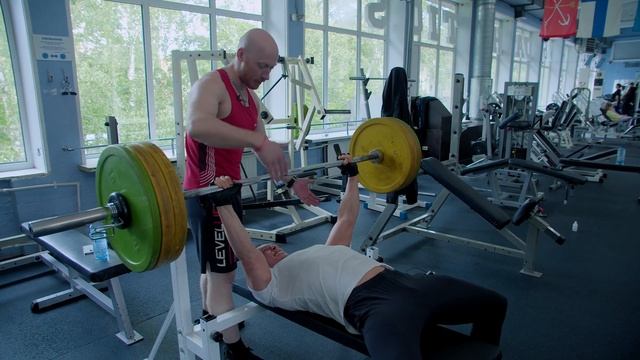 Форма после читмилов. Тренировка жима лежа и брусьев смотреть онлайн