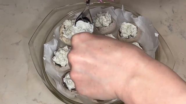 Шампиньоны запечённые с творожным сыром и дорблю. Baked champions with cottage cheese and dor blue? смотреть онлайн