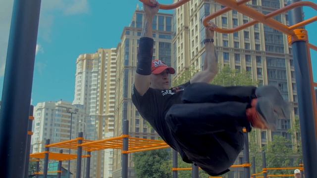 боковые подъемы согнутых ног в висе смотреть онлайн