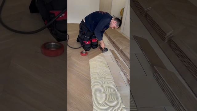 Творим красоту ? Укладка французской елки? #работавкайф #паркетчик смотреть онлайн
