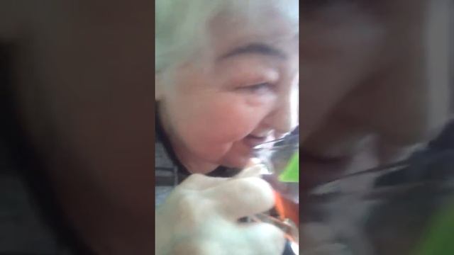 Бабушка ест печеньки и пьет чаёк смотреть онлайн