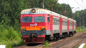 ЭТ2М-028 сообщением Богданович — Екатеринбург-Пасс. делает остановку на о.п. Чапаевская