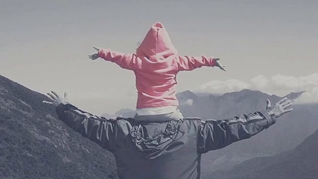 Девочке три она едет у папы на шее Мальвина Матрасова смотреть онлайн