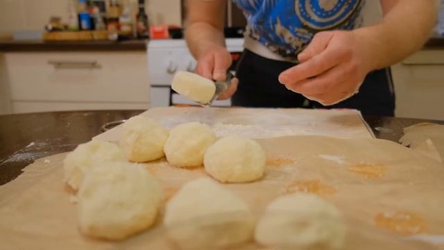Сырники Из Творога С Манкой. Сырники С Соусом Из Голубики. смотреть онлайн