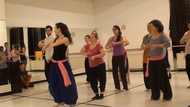 Mia's Dance: Mia teaching Bollywood Dance Basics смотреть онлайн