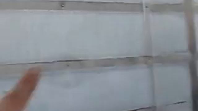 Зимняя теплица. Часть 6.Крепим поликарбонат. смотреть онлайн