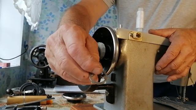 Замена ножного привода швейной машинки Подольск 142 на ручной привод. смотреть онлайн