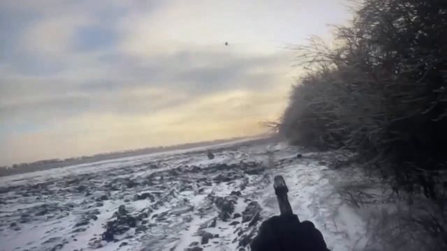 Успешное поражение украинского FPV-дрона огнем из стрелкового оружия. смотреть онлайн