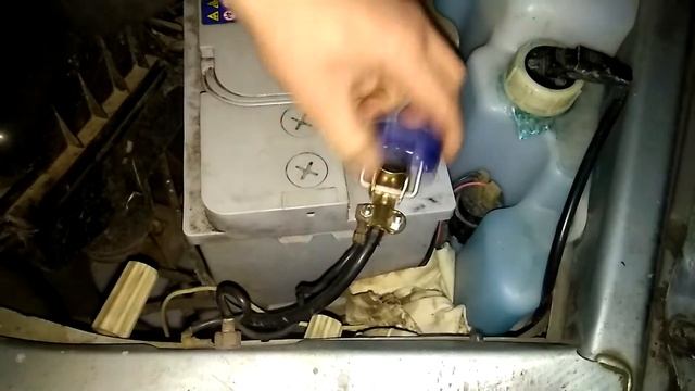 Как снять клеммы с аккумулятора лады 11-ой и одеть обратно смотреть онлайн