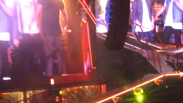 One Direction, the boys running off stage & Liam spanking Niall - 13.6.2014 смотреть онлайн
