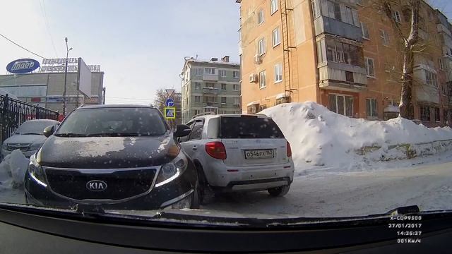 перекрыл выезд из двора. Чего ждет? места справа уйма смотреть онлайн