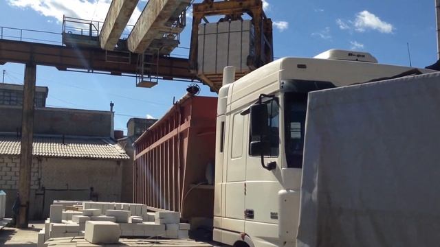 Погрузка кирпича Житомирского силикатного завода 0675486412.0660875308 смотреть онлайн