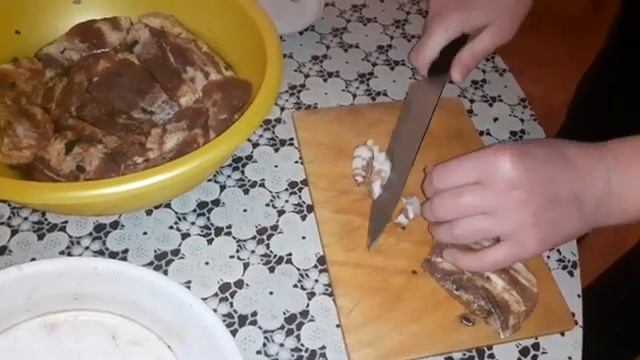Как правильно надо резать сало-грудинку, чтобы оно было вкуснее?! А вот так вот!? смотреть онлайн