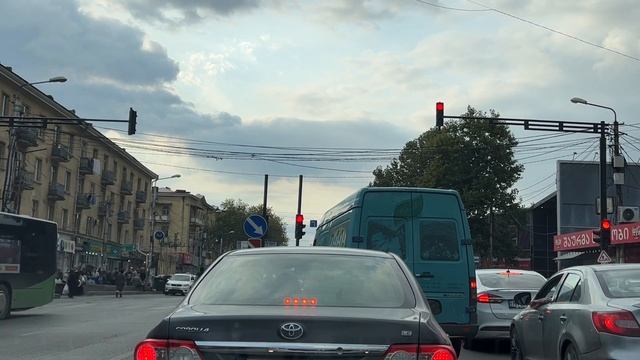 Тбилиси. С Московского проспекта направляемся на проспект Царицы Кетеван. Проезжаем мимо Навтлуги. смотреть онлайн