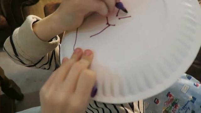 PAPER PLATE CHRISTMAS GAME YOU WILL WANT TO PLAY NOW! ~ VLOGMAS смотреть онлайн