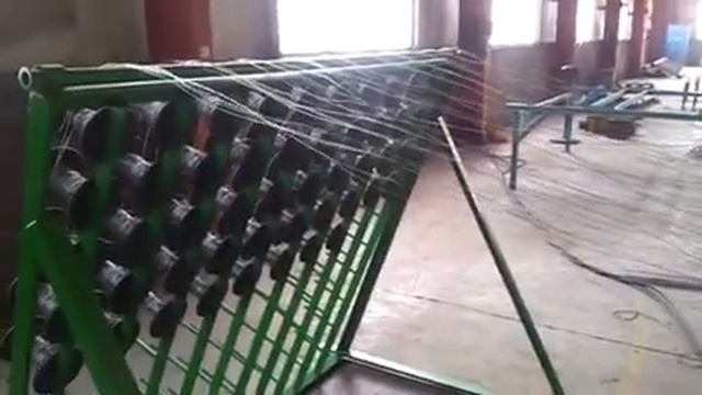 Работа машины для сварки сетки с малым размером ячеек