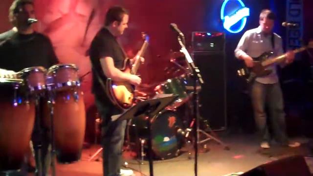Edward Tears performing "Miss You" by The Stones. смотреть онлайн