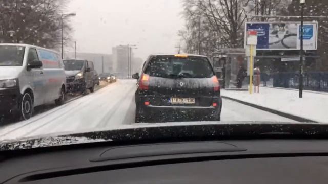 Dirigindo na neve com Volvo V60 смотреть онлайн