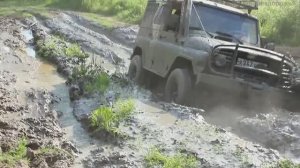 На бездорожье УАЗ с военными мостами захлебнулся грязью и перестал заводиться.