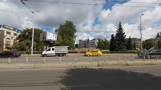 Крутящаяся и обычная реклама в сквере у памятника "Мать-Россия" смотреть онлайн