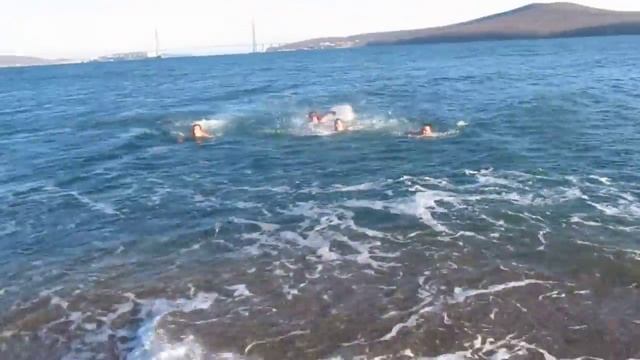 Владивосток 1января 2013года.Купнулись в Японском море...) смотреть онлайн
