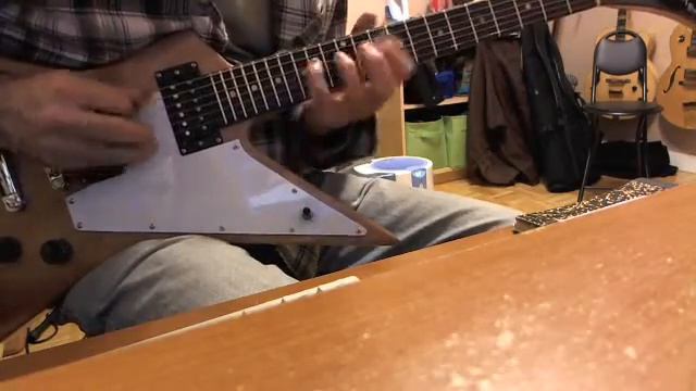 Broufas Explorer guitar.wmv смотреть онлайн