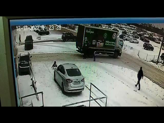 Мать с двумя детьми угодила под грузовик в Екатеринбурге смотреть онлайн