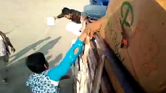 पचपदरा- सीएम राजे के दौरे के दौरान खाने के पैकेट पर टूट पड़े लोग смотреть онлайн