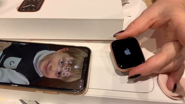 Apple Watch Series 5 44mm Gold Aluminum Case with Pink Sand Sport Band MWVE2GK/A смотреть онлайн