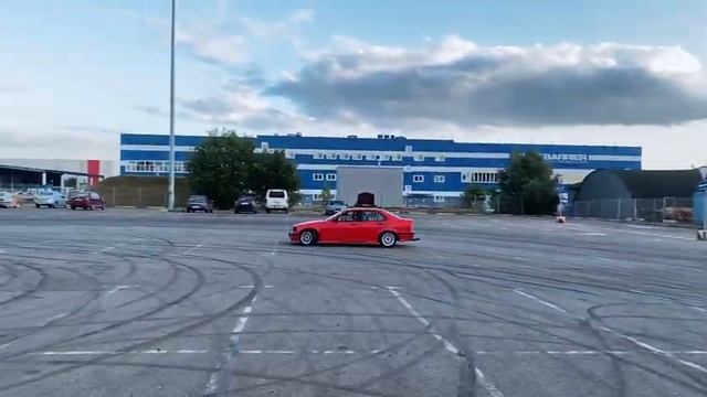 BMW E36 | M50B20 ЕДЕТ ПО СУХОМУ!!?? Даём рэпа на парковке смотреть онлайн