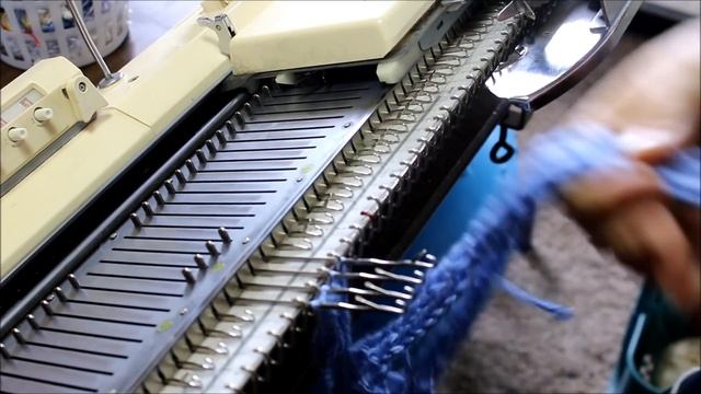 Machine Knitting - How to create a braided handle for baskets or for bags смотреть онлайн