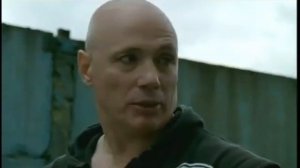 Киллер из "Бригады" показывает стрельбу из "Гюрзы" и "Стечкина"