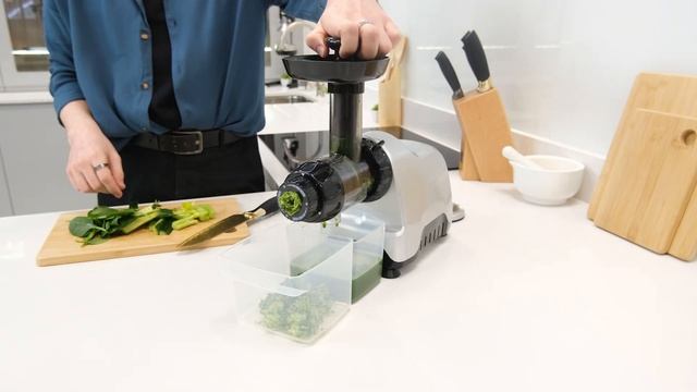 Omega CNC80HD Horizontal Slow Juicer | Juicer Review смотреть онлайн