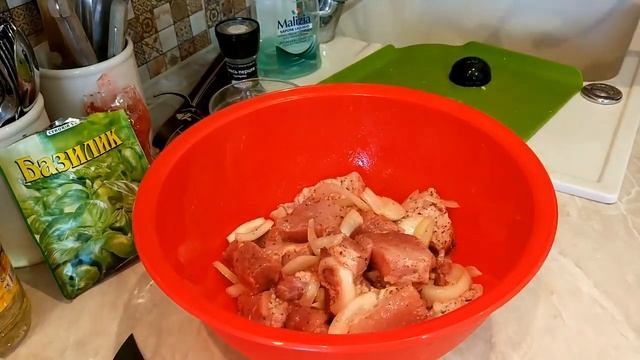 Отдыхаем на природе, едим шашлыки. Как замариновать шашлык? (Шашлык в кефире и со специями) смотреть онлайн