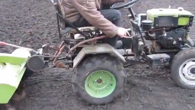 Самодельный мини трактор из мотоблока "Зубр". Культивация фрезой. смотреть онлайн