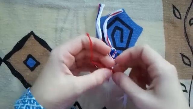 Урок по плетению фенечек №1 Как закрепить нитки) смотреть онлайн