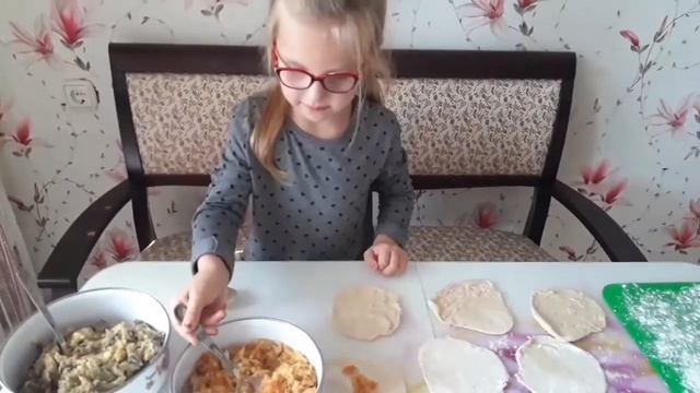 Пирожки. Карина готовит пирожки с капустой и пирожки с картошкой и грибами ❤ смотреть онлайн