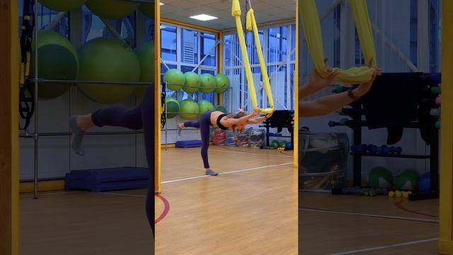 Аэройога / Поза воина 3 / Вирабхадрасана 3 / йога в гамаках смотреть онлайн