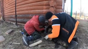 Подъём дома домкратом и выравнивание пола.