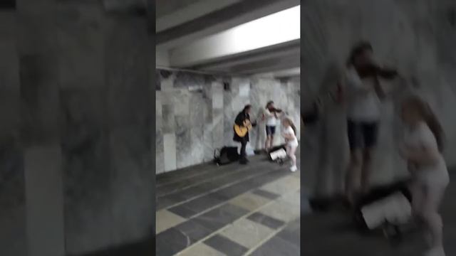 Музыка Александра Рыбака в минском переходе) смотреть онлайн