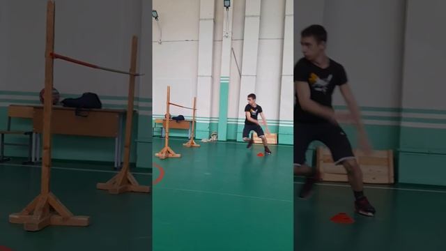 Тренировка прыжка с подшага для баскетбола с барьером смотреть онлайн