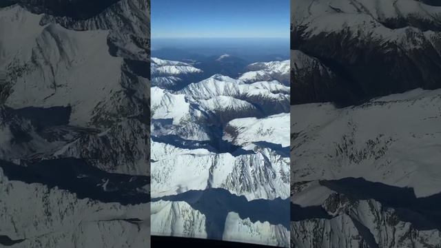 Кавказские горы 🏔️Высота ~ 7000 метров #pilot #sky #самолет #airplane #aviation #flight #небо #горы смотреть онлайн