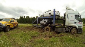 Грузовой эвакуатор видео, вытаскивание автовоза с поля.