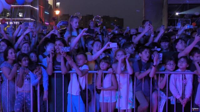 Дима Билан шутит и заводит фанатов. День города Обнинск. Хит "Держи". смотреть онлайн