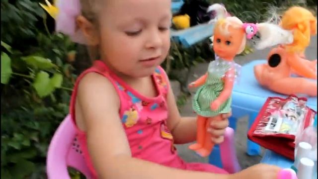 Полина накрасила волосы лаком для ногтей ШОК Салон красоты Видео для детей смотреть онлайн