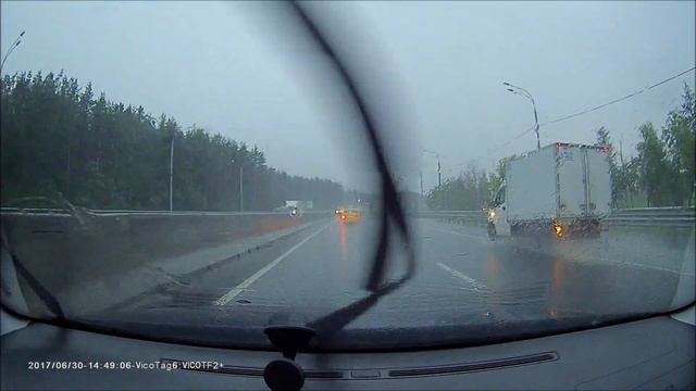 Прилетел нежданчик в лобовое стекло после урагана в Москве 30 июня 2017 Минское шоссе смотреть онлайн