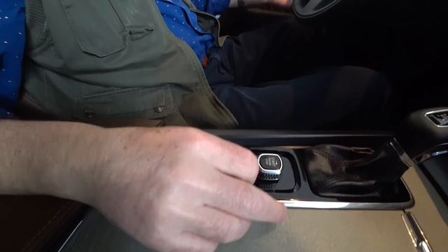 Смотрим Volvo XC60 и Volvo XC60 2018 года - запредельно аскетично в салоне и эмоции на нуле